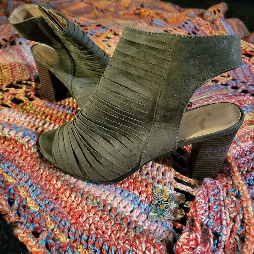 Size 11 open toe 3 Inc heals